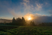 Sonnenaufgang und Nebelfetzen von Ronald Nickel