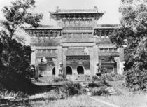 Tomb of the Emperor Qing Taizong and the sacred path at Moukden von Valerian Gribayedoff