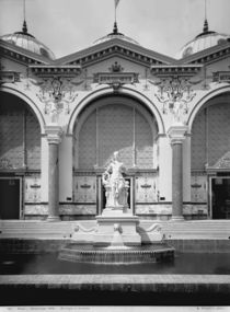 Portico and fountain at the Universal Exhibition von Adolphe Giraudon