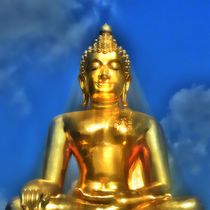 Goldener Buddha im Lichtstrahl von kattobello