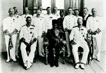 Sultan Ali Bin Hamoud and the Englishmen who form his Government von English Photographer