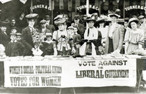 Suffragettes at a campaign stand von English Photographer