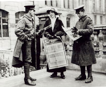 A Suffragette selling newspapers to two soldiers von English Photographer