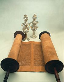 Torah scroll with Silver Crown finials von Jewish School