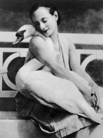 Anna Pavlova with her pet swan Jack von English Photographer