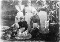 Sophia Farrell and maids, 1899 von English Photographer