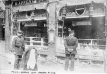 Paris, German shop smashed by mob von French Photographer