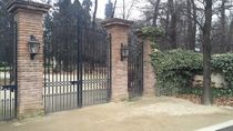Close Old Gate von Raphaela Cantarelli
