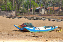 Ein Katamaran liegt am Strand des Indischen Ozeans auf der tropischen Insel Sri Lanka by Gina Koch