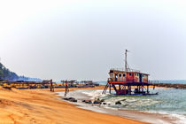 Ein rostiges buntes Schiffswrack ragt vor der Küste Sri Lankas in Asien aus dem Wasser von Gina Koch