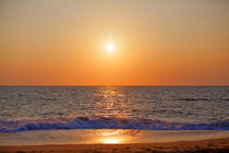 Herrlicher Sonnenuntergang über dem Indischen Ozean bei der Küstenstadt Marawila auf der tropischen Insel Sri Lanka von Gina Koch