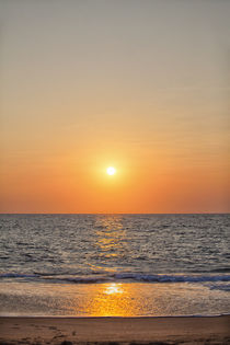 Herrlicher Sonnenuntergang über dem Indischen Ozean bei der Küstenstadt Marawila auf der tropischen Insel Sri Lanka by Gina Koch