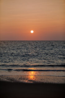 Herrlicher Sonnenuntergang über dem Indischen Ozean bei der Küstenstadt Marawila auf der tropischen Insel Sri Lanka  von Gina Koch
