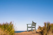 Eine Sitzbank an der Küste der Ostsee by Rico Ködder
