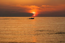Boot im Sonnenuntergang von Manfred Herrmann