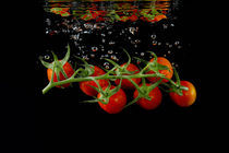 Tomatenrispe auf schwarz von peter backens