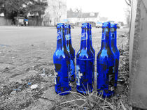 Blaue Flaschen am Strassenrand by Eva Dust