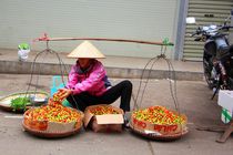 Der schwere Job einer Straßenverkäuferin in Vietnam by ann-foto
