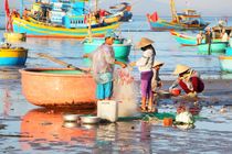 Das bunte Treiben der Fischer in Vietnam by ann-foto
