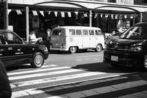 VW bus in tokyo city von Mirko Lehne