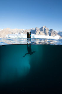 Taucher an Eisberg, Diver goes down at Iceberg von Alexander Kassler