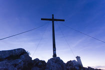 Benediktenwand Gipfelkreutz bei Nacht von Rolf Meier