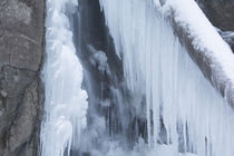 Kleiner Eiswasserfall mit Baumstamm von Rolf Meier