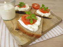 Brot mit aufgeschlagenem Feta und Tomate by Heike Rau