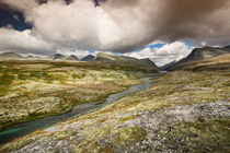 Rondane national park with mountains and river von Bastian Linder