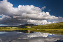 Huts on lake in landscape of Norway von Bastian Linder