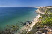 Coast with blue ocean of Algarve in Portugal von Bastian Linder