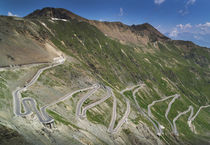 Road at Passo dello Stelvio in the Alps, Italy von Bastian Linder