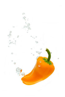 Capsicum in water with air bubbles von Bastian Linder