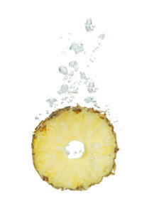 Pineapple in water with air bubbles by Bastian Linder