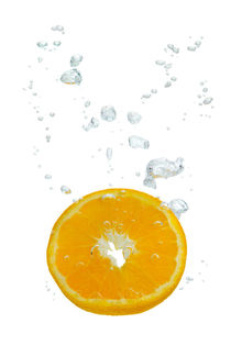Orange in water with air bubbles by Bastian Linder