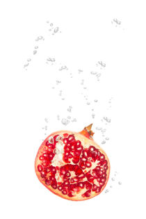 Pomegranate in water with air bubbles von Bastian Linder