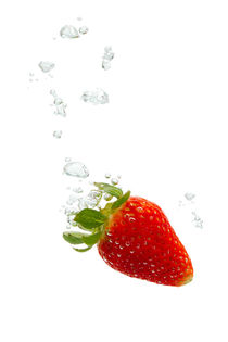 Strawberry in water with air bubbles by Bastian Linder