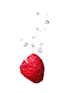 Raspberry in water with air bubbles by Bastian Linder