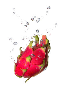 Dragon fruit in water with air bubbles von Bastian Linder