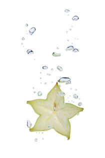 Carambola in water with air bubbles by Bastian Linder