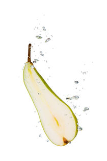 Pear in water with air bubbles von Bastian Linder