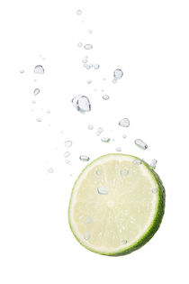 Lime in water with air bubbles von Bastian Linder
