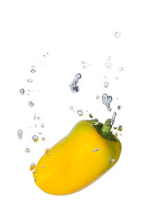 Yellow capsicum in water with air bubbles by Bastian Linder