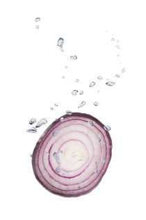 Onion in water with air bubbles by Bastian Linder
