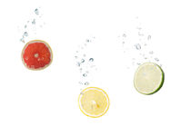 Grapefruit, lemon, lime in water with air bubbles von Bastian Linder