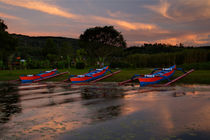 Boats at lake in sunrise von Bastian Linder
