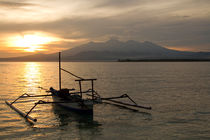 Sonnenaufgang über Vulkan Rinjani mit Fischerboot, Lombok by Bastian Linder