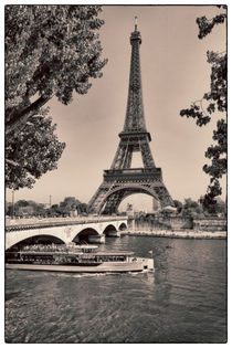 Tourist boat on Seine in front of Eiffel Tower in Paris von Bastian Linder