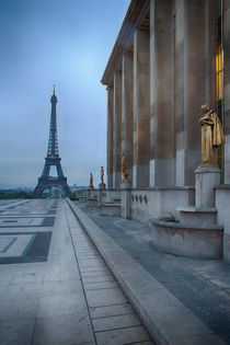 Eiffel Tower in rain at Trocadero, Paris von Bastian Linder