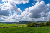 Wolken ziehen über die Landschaft im Frühling von Ronald Nickel